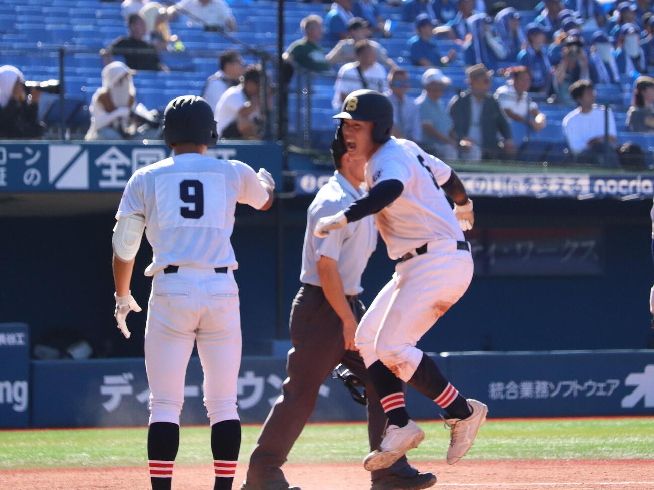 平塚学園対武相　1点先制し、なおも2死二塁から須藤慎之助の中前適時打でジャンプをしながら2点目のホームを踏む立花虎之介（撮影・保坂淑子）
