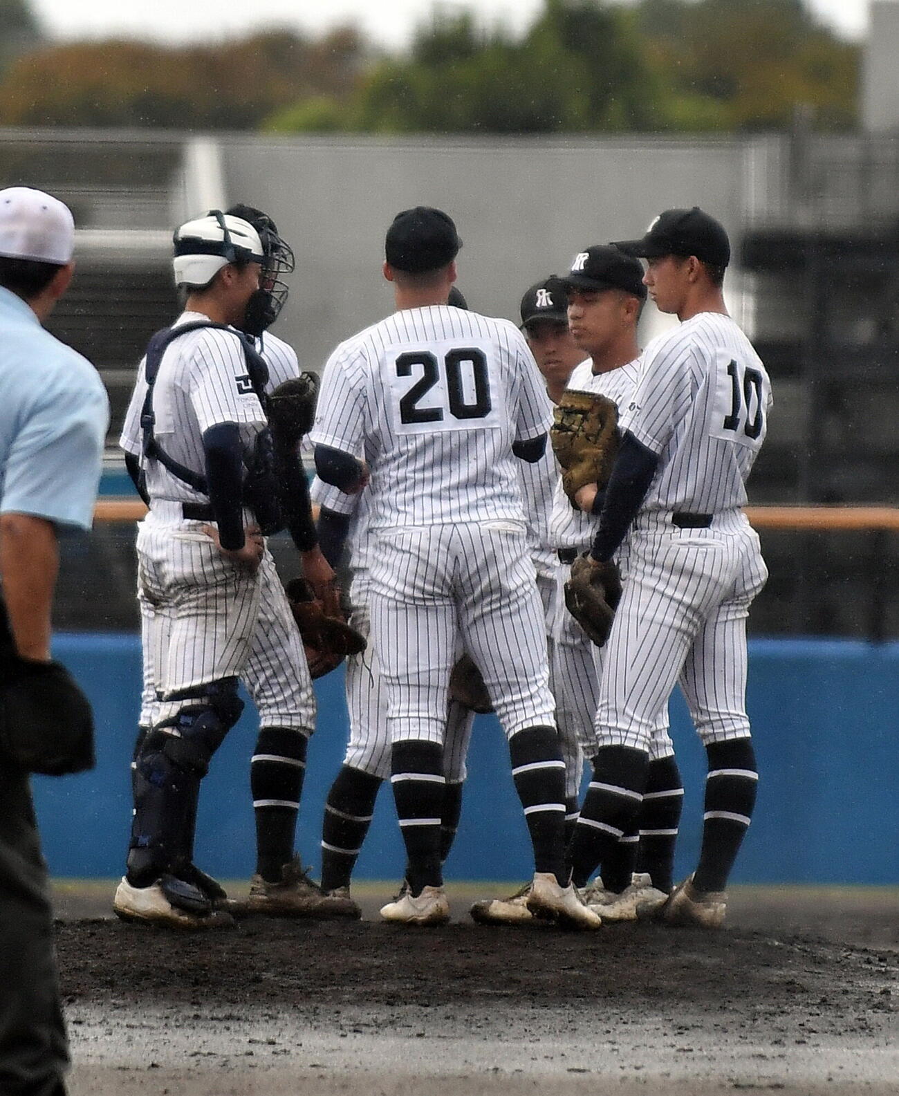 日大三島対常葉大菊川　ピンチでマウンドに集まる常葉大菊川の選手たち