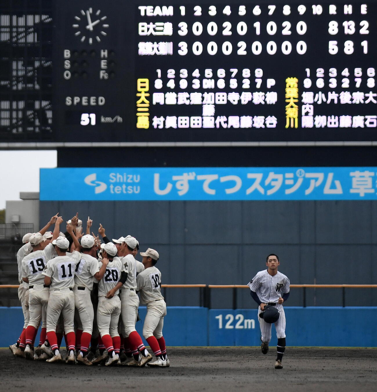 日大三島対常葉大菊川　5年ぶりの優勝に歓喜の輪をつくる日大三島の選手たち