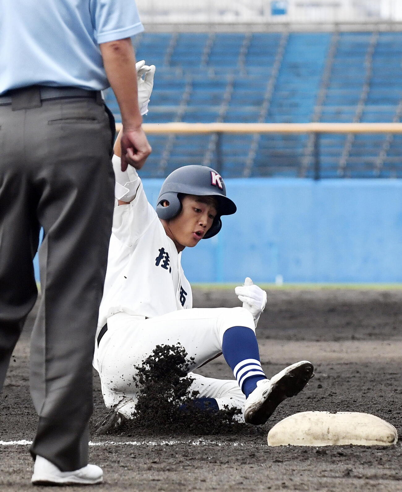 掛川西対東海大静岡翔洋　6回表掛川西1死一塁、先制の適時三塁打を放った松下怜生は三塁へ滑り込む