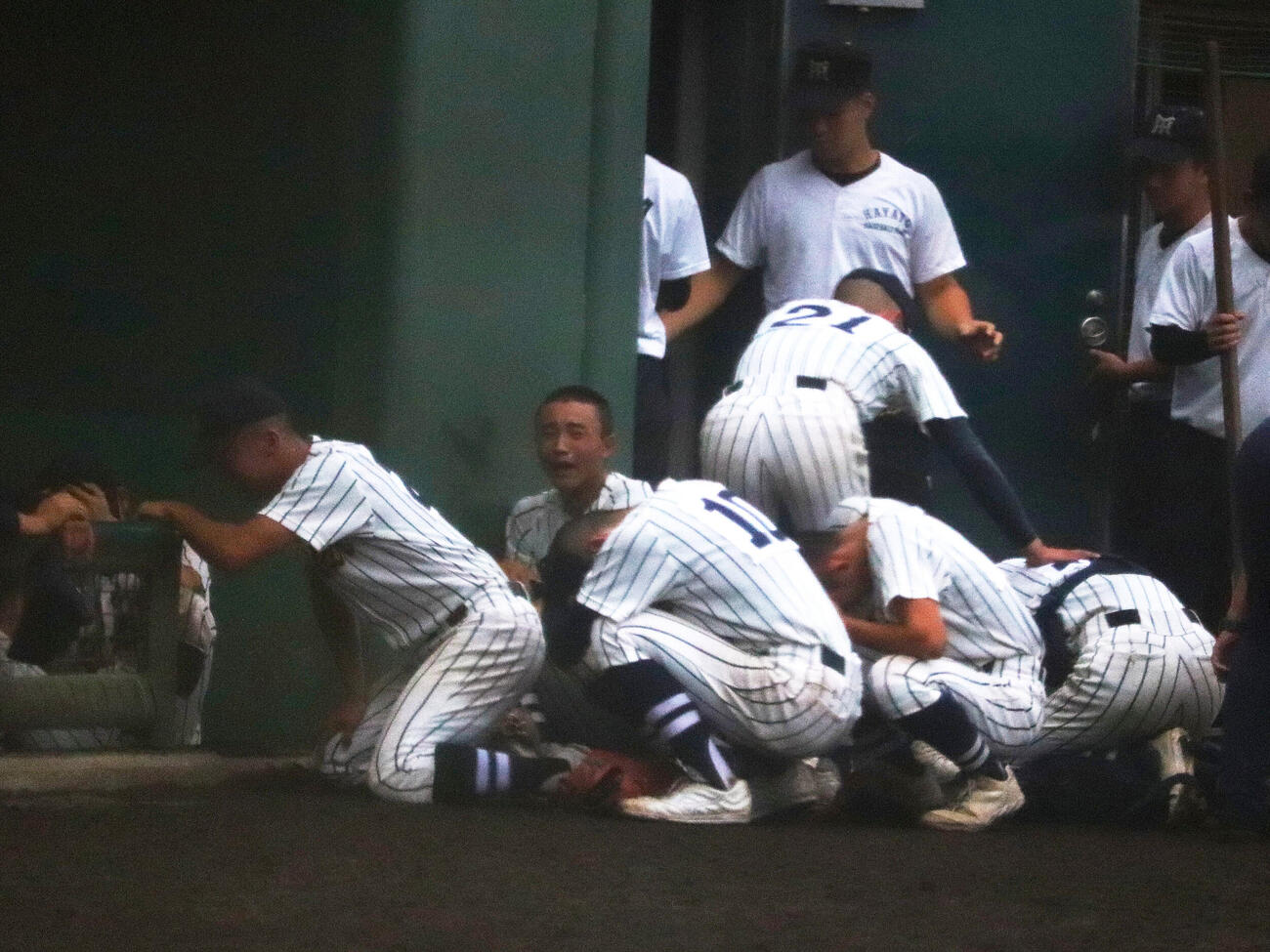 東海大相対慶応　延長10回タイブレークでサヨナラ負けを喫し、ベンチ前で泣き崩れる東海大相模ナイン（撮影・保坂淑子）