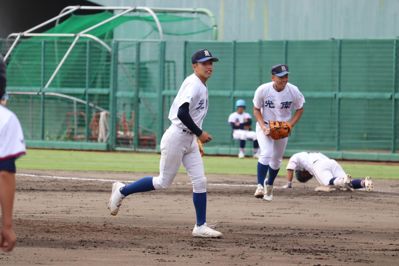 光南対いわき湯本　最後の打者を打ち取り笑みを浮かべる光南・三村大地投手
