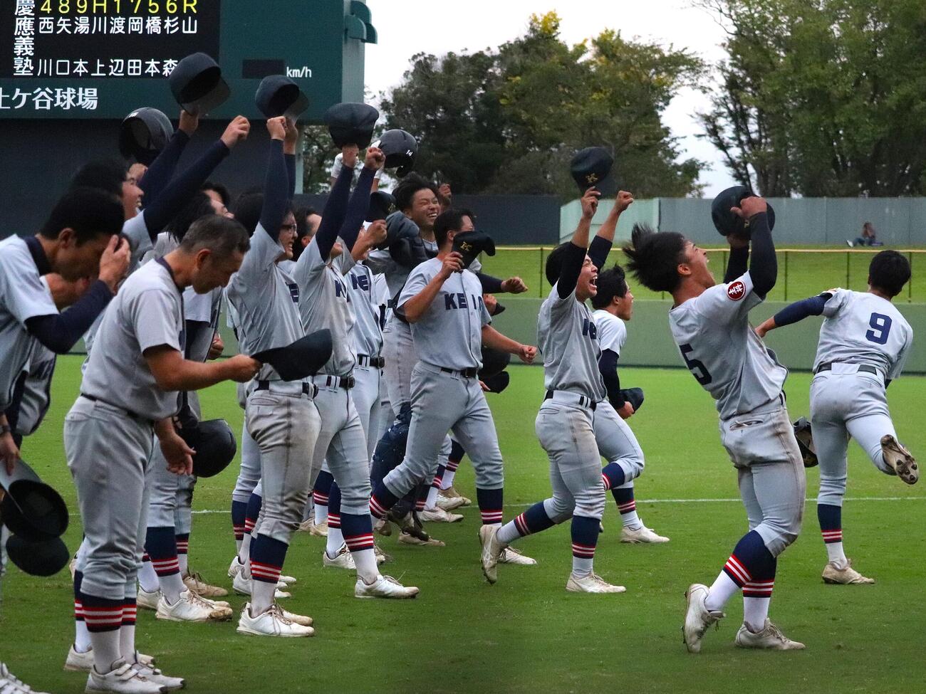 東海大相対慶応　延長10回タイブレーク、2死満塁からサヨナラ勝利を決め歓喜に沸く慶応の選手たち（撮影・保坂淑子）