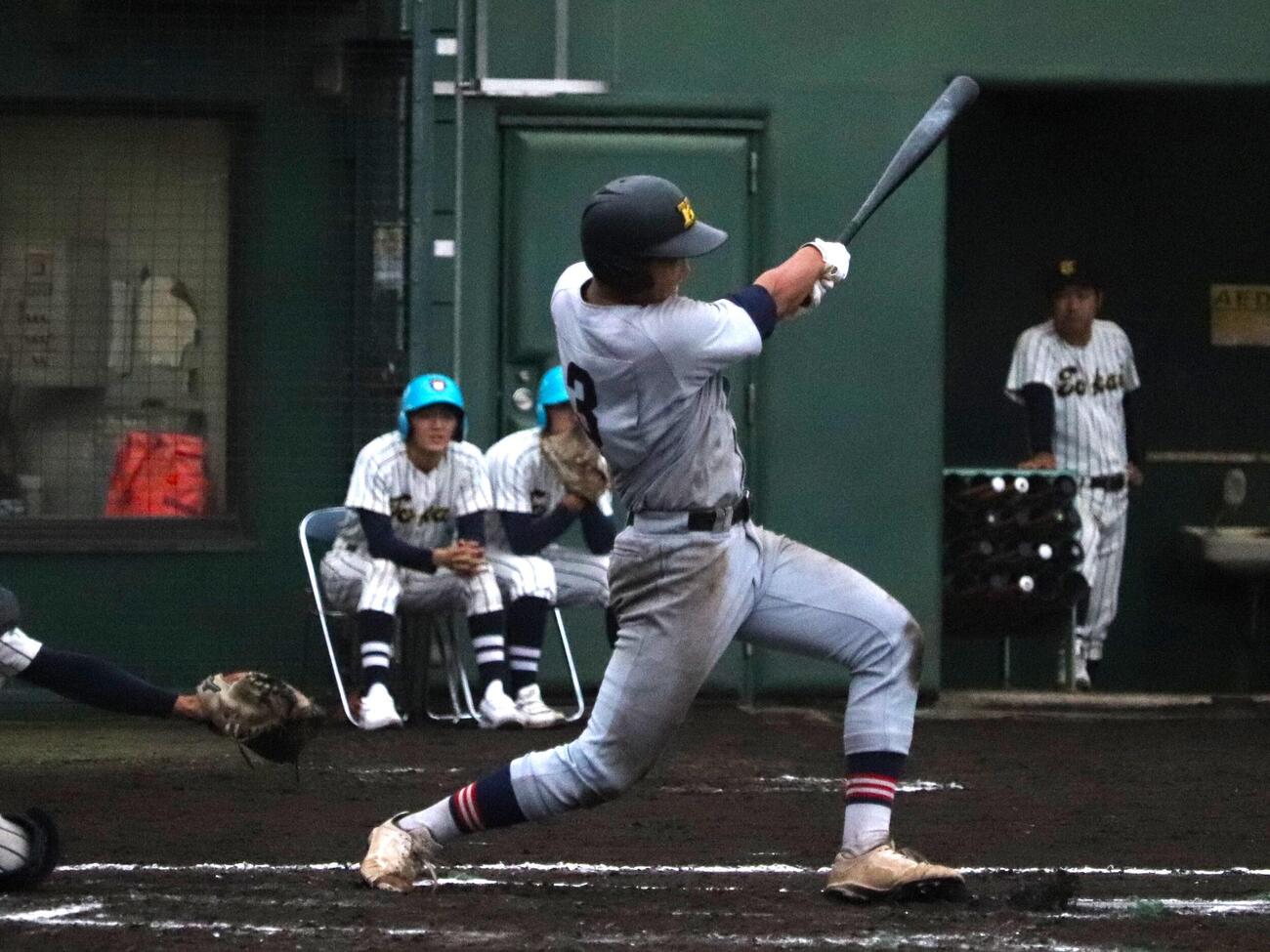 東海大相模対慶応　延長10回タイブレーク、2死満塁からサヨナラの中前適時打を放つ慶応・渡辺英亜（撮影・保坂淑子）