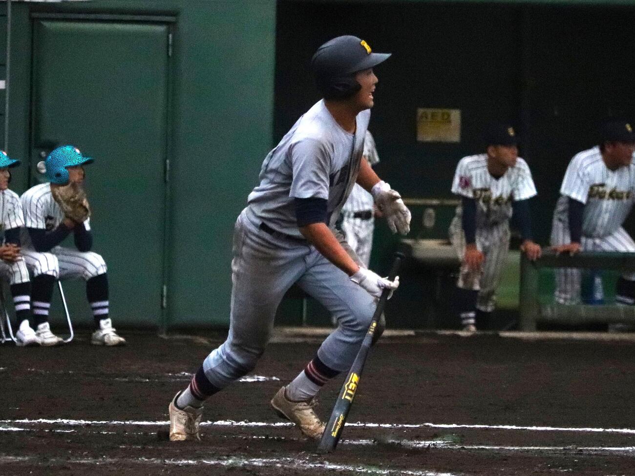 東海大相模対慶応　延長10回タイブレーク、2死満塁からサヨナラの中前適時打を放つ慶応・渡辺英亜（撮影・保坂淑子）