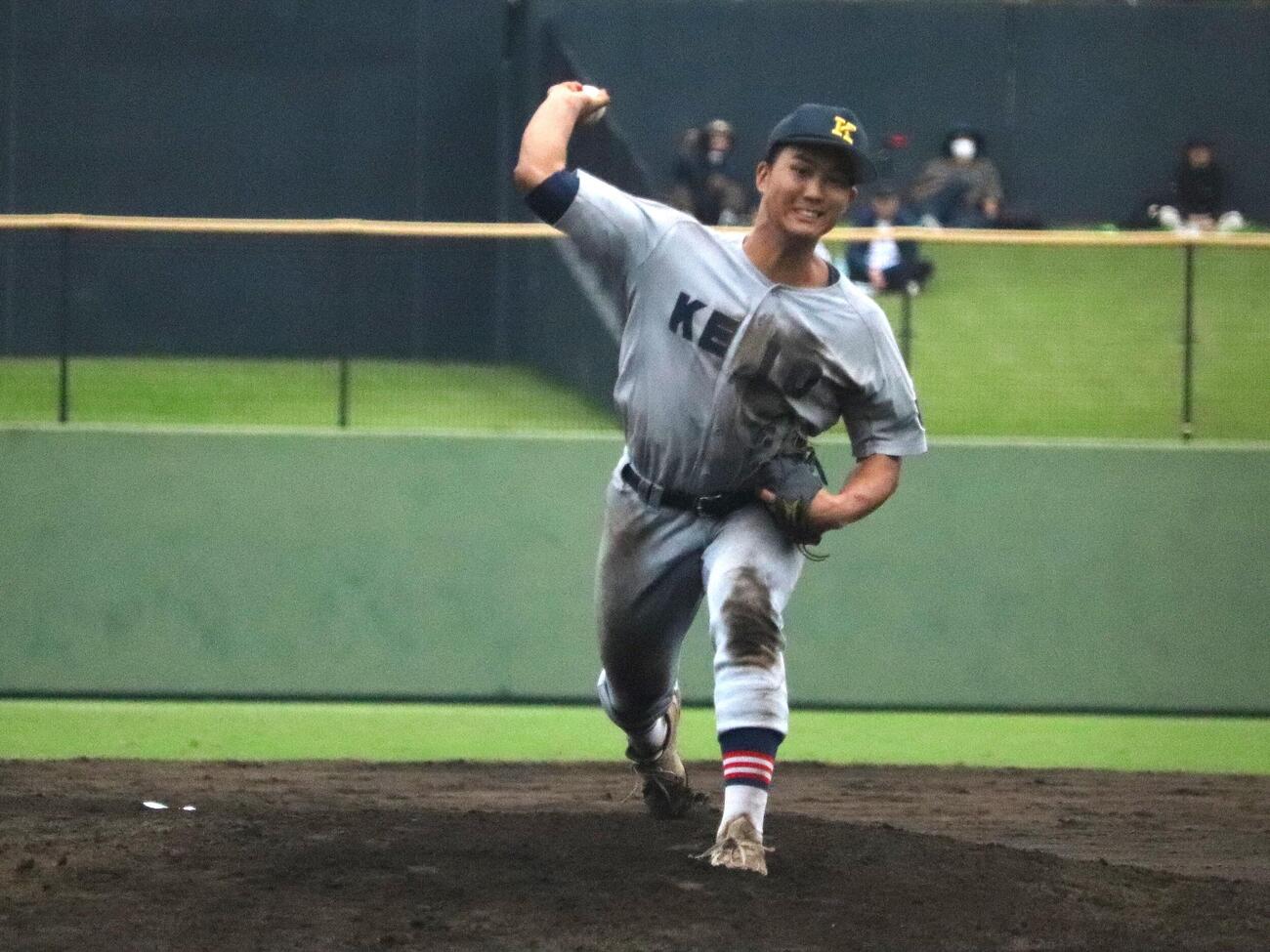 東海大相模対慶応　8回途中から3番手としてマウンドに上がった慶応・渡辺英亜（撮影・保坂淑子）
