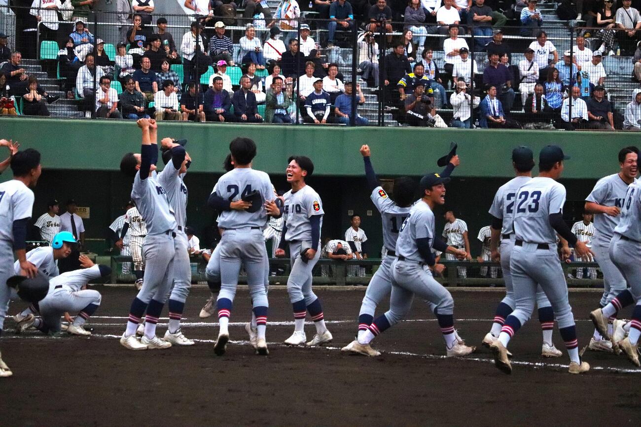 東海大相模対慶応　延長10回タイブレーク、2死満塁からサヨナラ勝利を決め歓喜に沸く慶応の選手たち（撮影・保坂淑子）