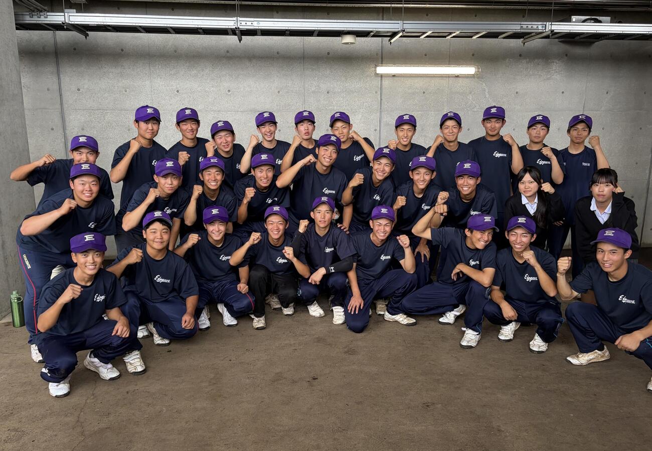 江戸川学園取手　42年ぶりの秋、8強入りで笑顔でガッツポーズを見せる江戸川学園取手の選手たち（撮影・保坂淑子）
