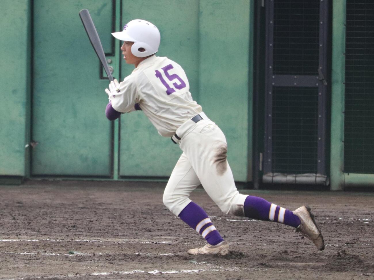 江戸川学園取手対下妻一　1死一、三塁から勝ち越しの右前適時打を放つ江戸川学園取手の高市啓士朗（撮影・保坂淑子）
