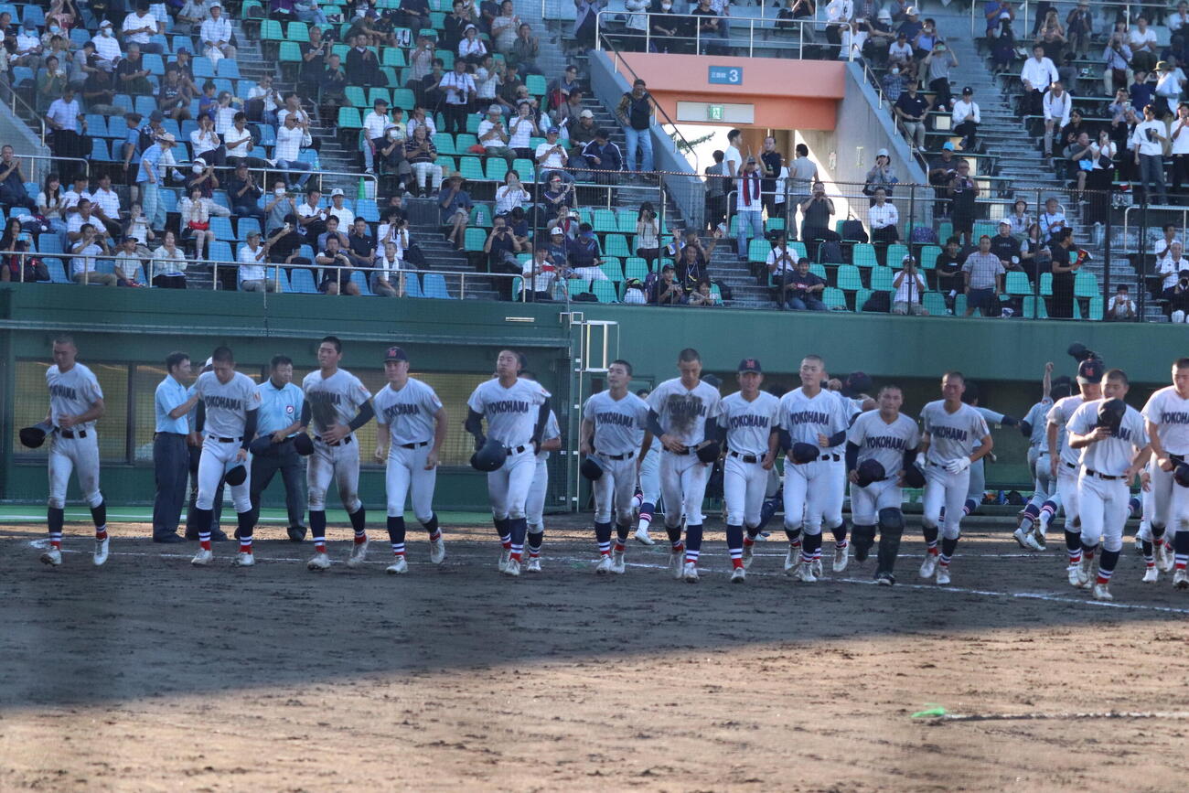 横浜対慶応　横浜、先発の小林鉄三郎（撮影・保坂淑子）
