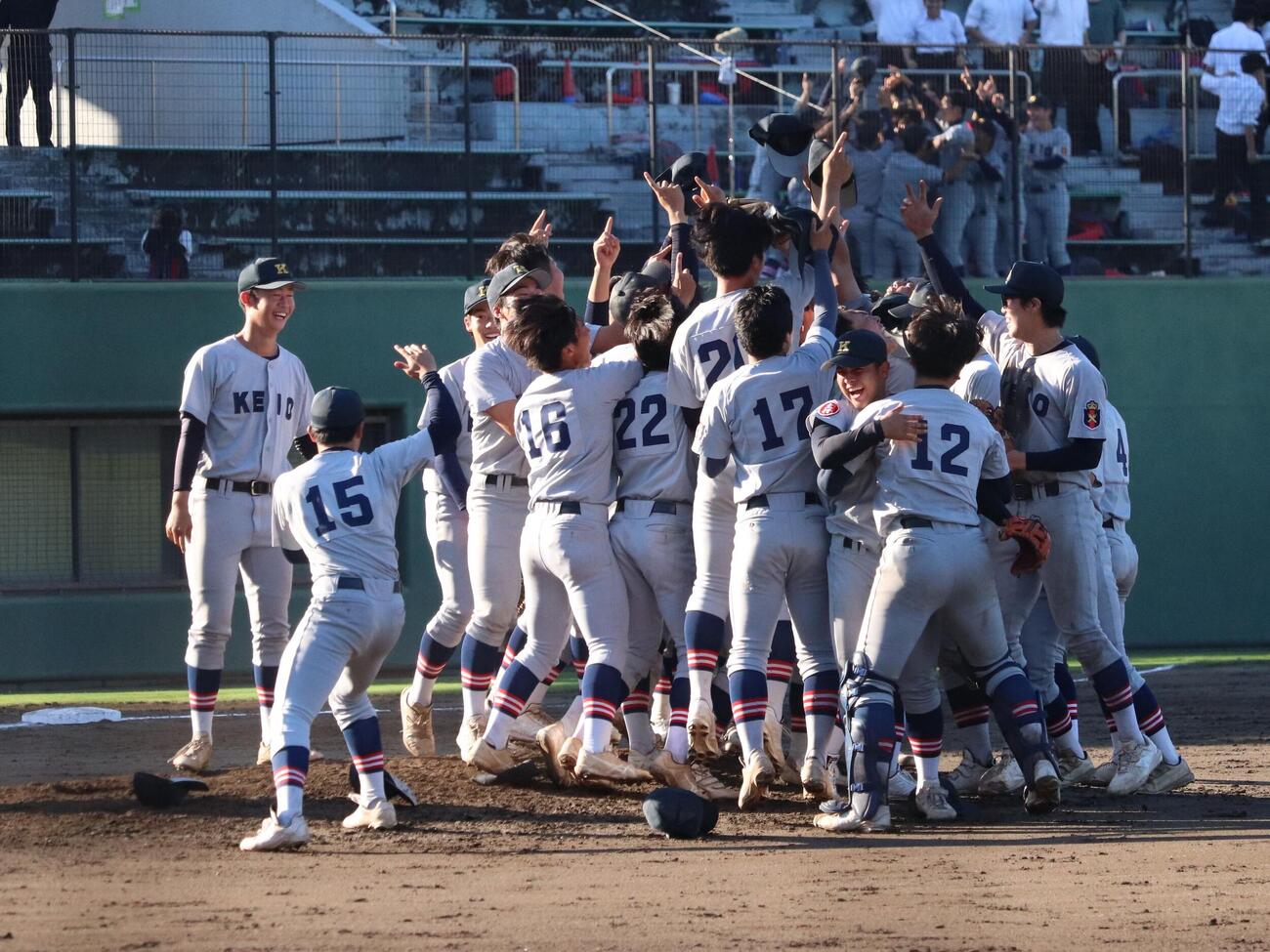 横浜を破り優勝し歓喜する慶応の選手たち（撮影・保坂淑子）
