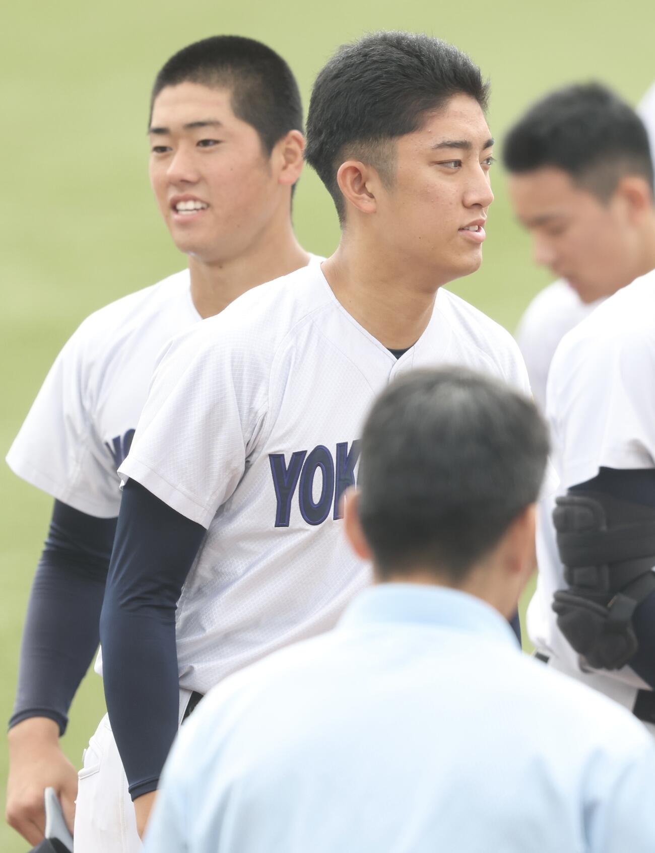横浜対智弁和歌山　試合前、あいさつする横浜・織田翔希（撮影・河田真司）
