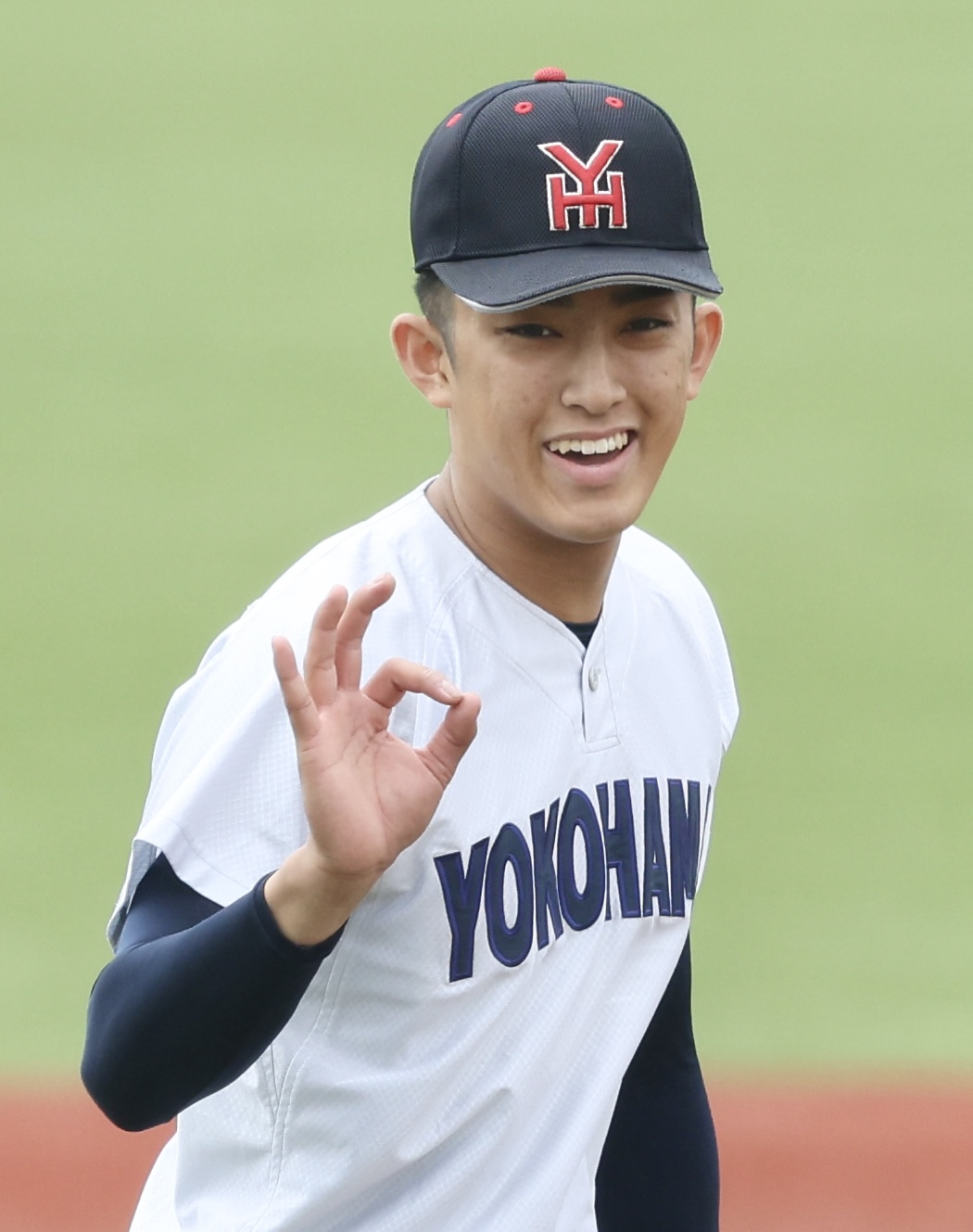 横浜対智弁和歌山　1回裏智弁和歌山2死一塁、仲間に笑顔で合図を送る横浜・織田翔希（撮影・河田真司）