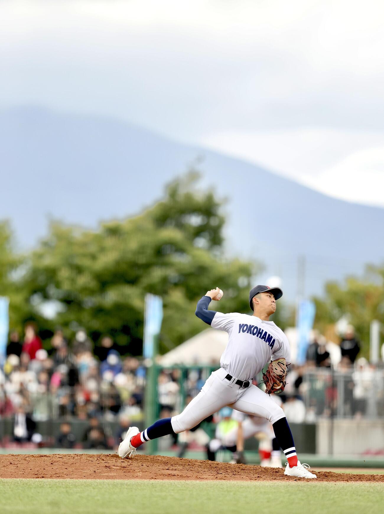 横浜対智弁和歌山　3回裏、力投する横浜・織田翔希（撮影・河田真司）