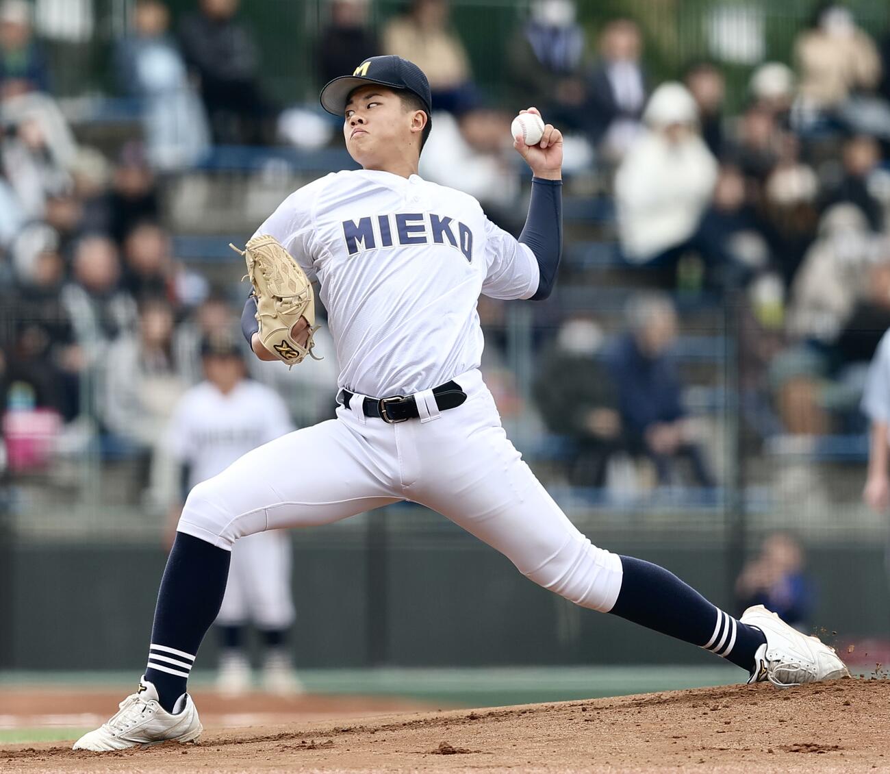 天理対三重　先発登板で力投する三重・上田晴優（撮影・河田真司）