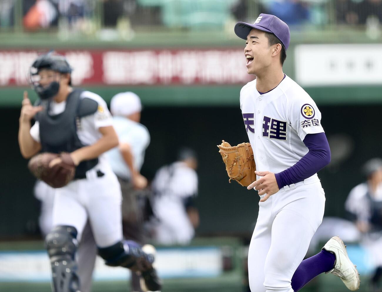 天理対三重　1回裏を抑える天理・新井幾大（撮影・河田真司）