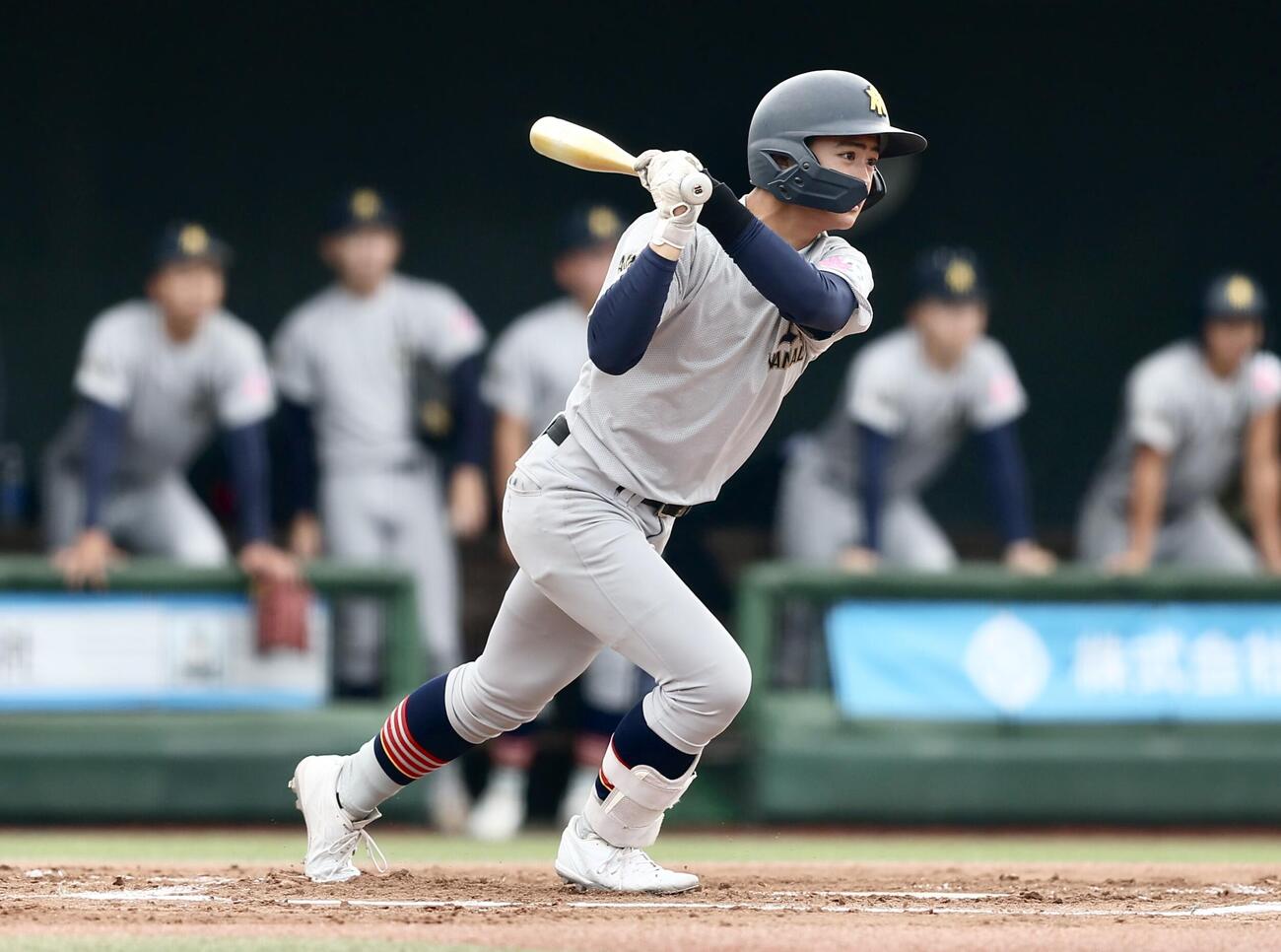 健大高崎対青森山田　6回裏青森山田2死一、二塁、右前適時打を放つ上田悠悟（撮影・河田真司）
