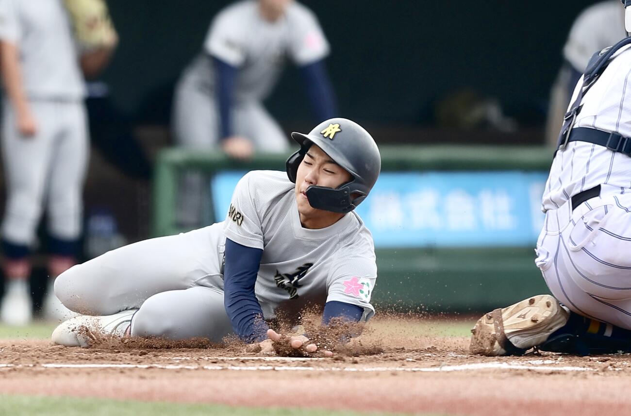 健大高崎対青森山田　6回裏青森山田2死一、二塁、上田悠悟の右前適時打で生還する沖野悠雅（撮影・河田真司）
