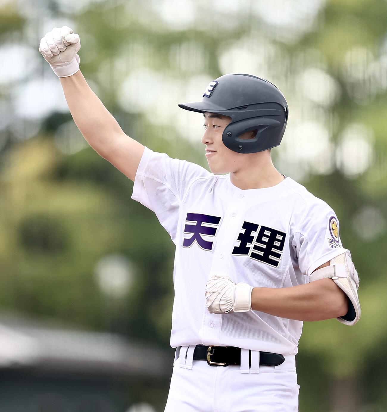 天理対三重　4回表天理2死一、二塁、中前適時打を放ちガッツポーズする国広新（撮影・河田真司）