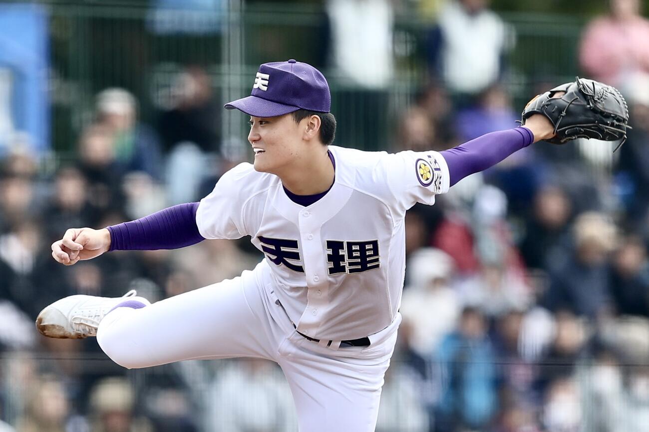 天理対三重　7回裏、力投する天理・長尾亮大（撮影・河田真司）