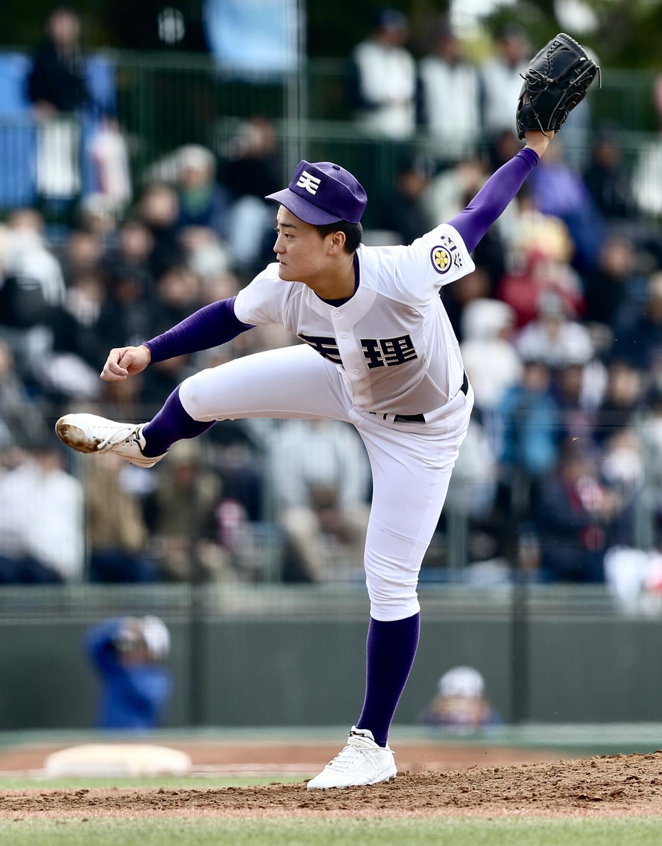 天理対三重　7回裏、力投する天理・長尾亮大（撮影・河田真司）