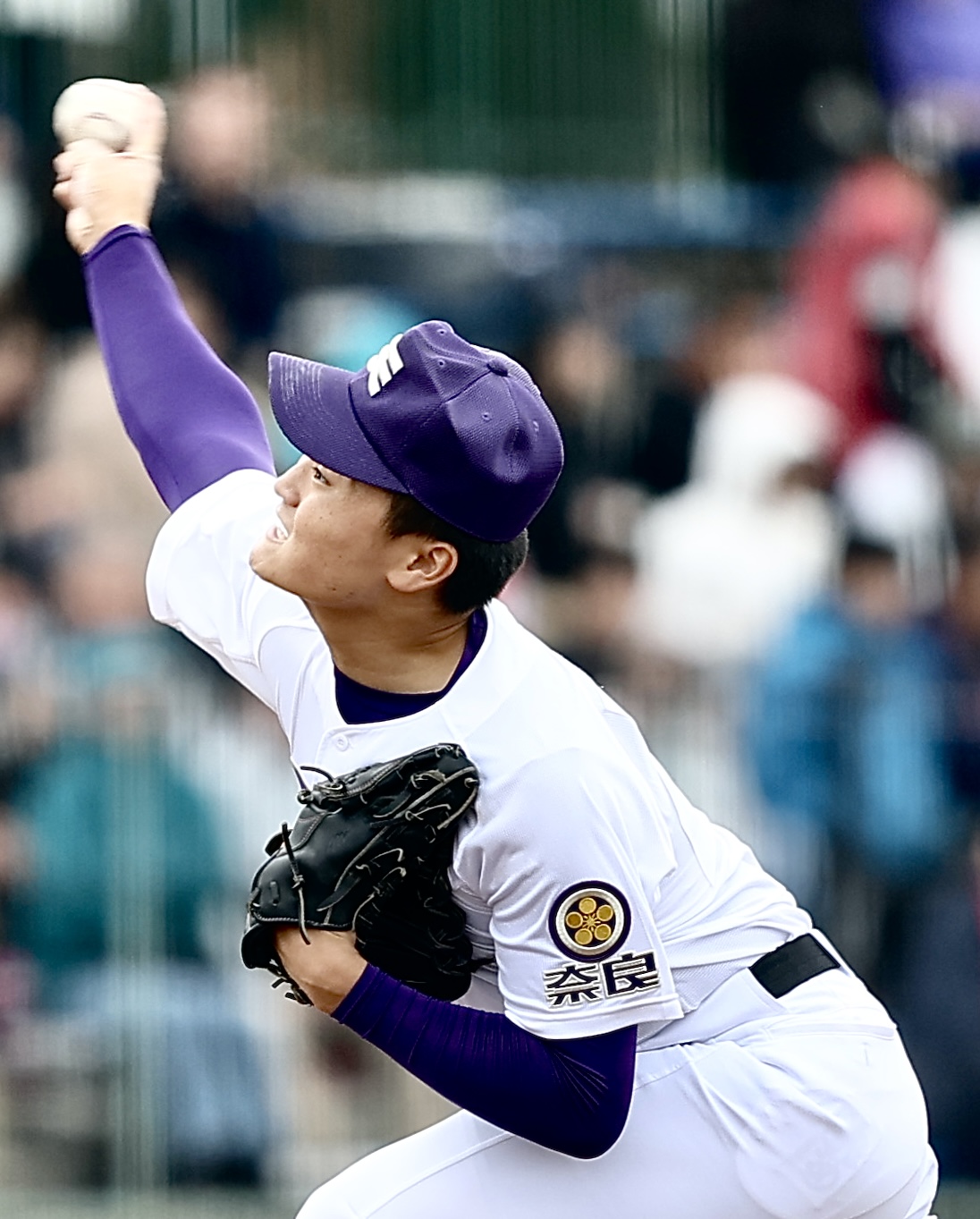 天理対三重　6回裏、力投する天理・長尾亮大（撮影・河田真司）