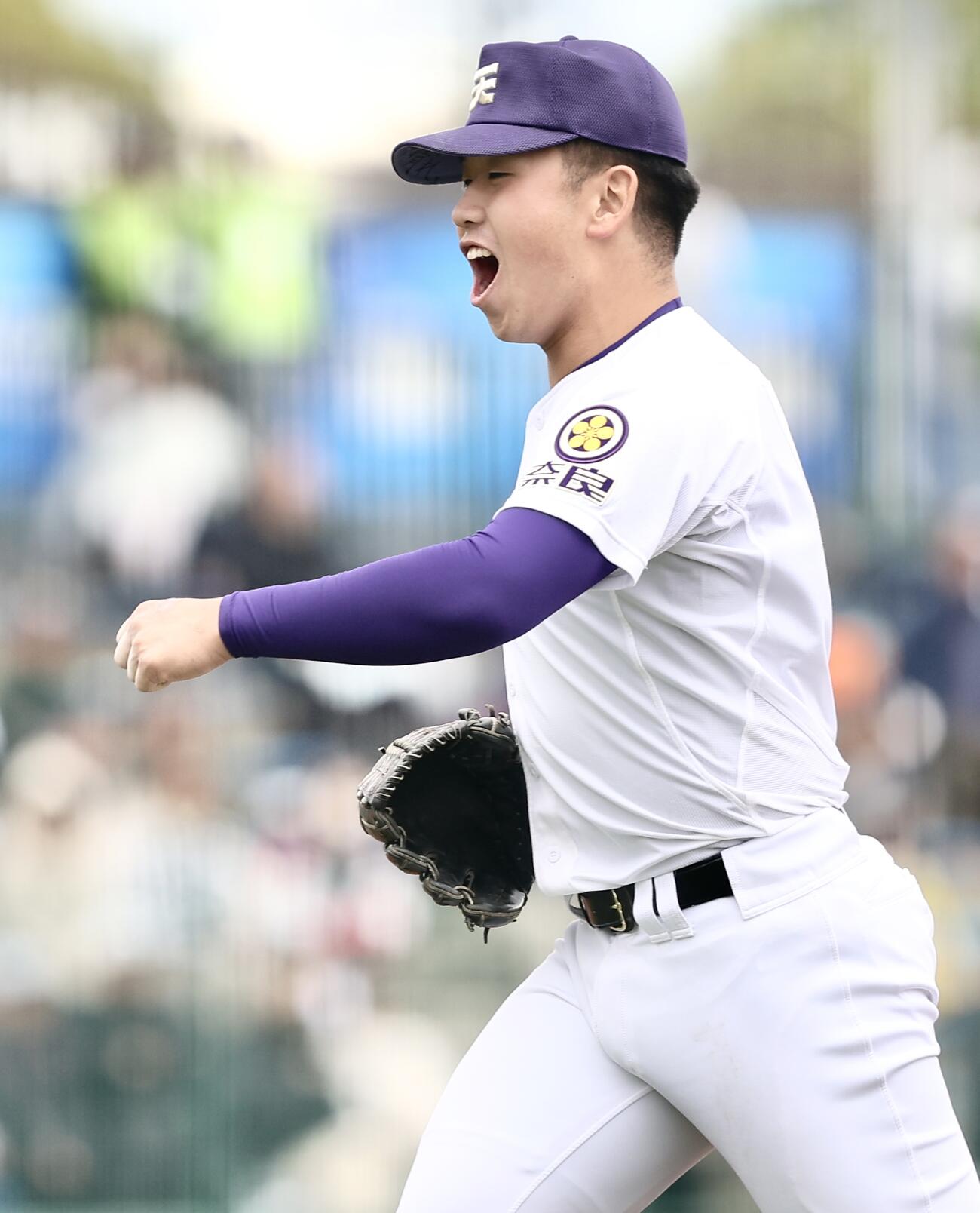 天理対三重　5回裏三重1死一塁、前野元佑を併殺に抑える天理・橋本桜佑（撮影・河田真司）