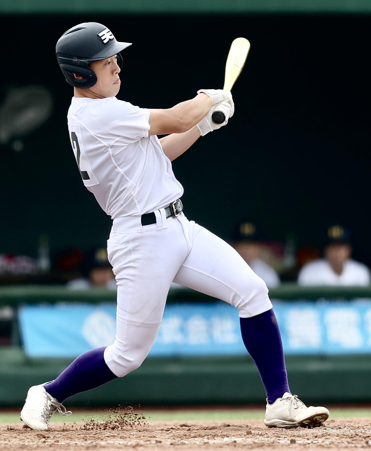 天理対三重　4回表天理2死一、二塁、中前適時打を放つ国広新（撮影・河田真司）