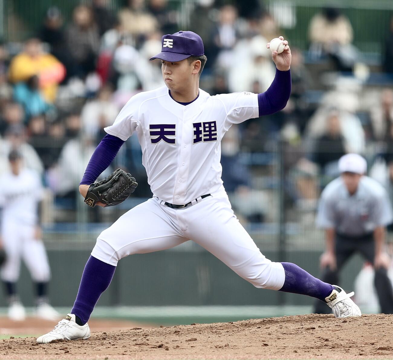 天理対三重　3回裏三重2死一、二塁、力投する天理・橋本桜佑（撮影・河田真司）
