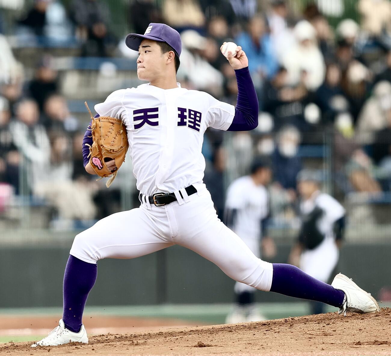 天理対三重　先発登板で力投する天理・新井幾大（撮影・河田真司）