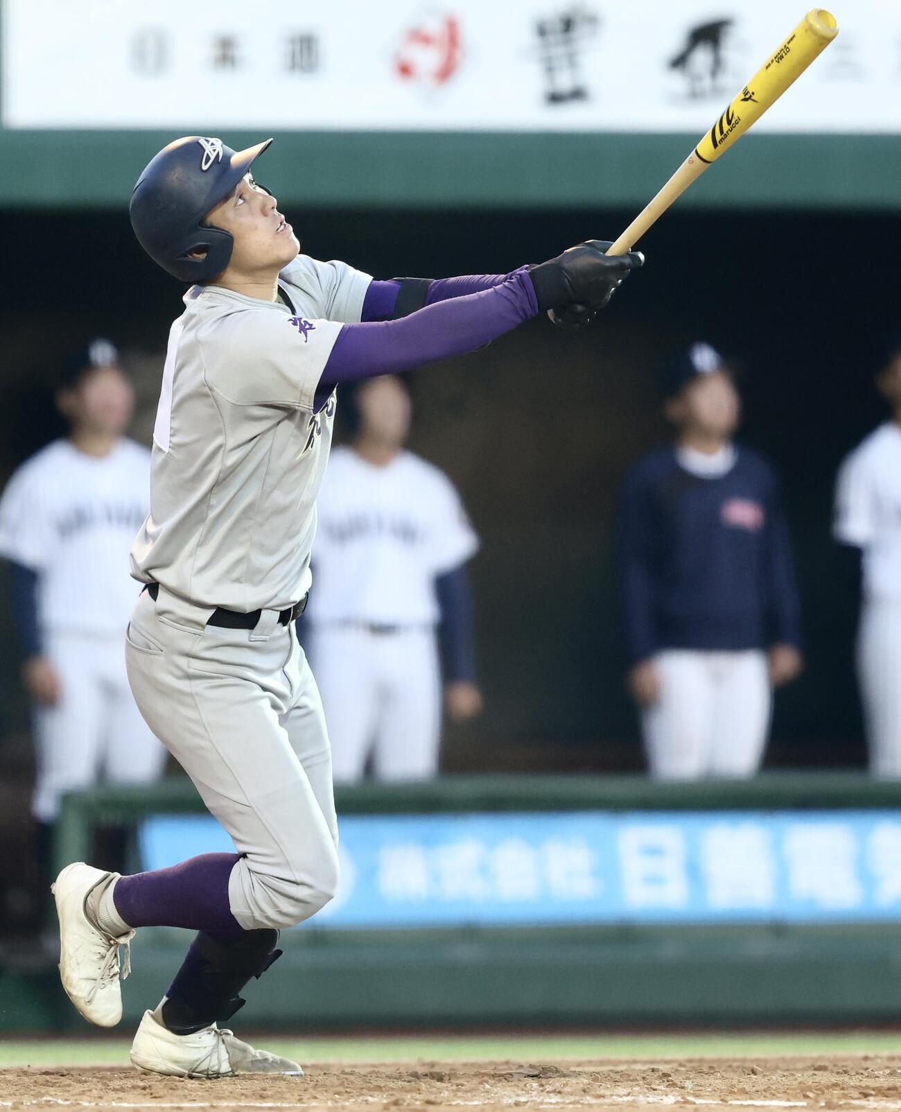 花巻東対有明　7回表花巻東1死三塁、右犠飛を放つ赤間史弥（撮影・河田真司）
