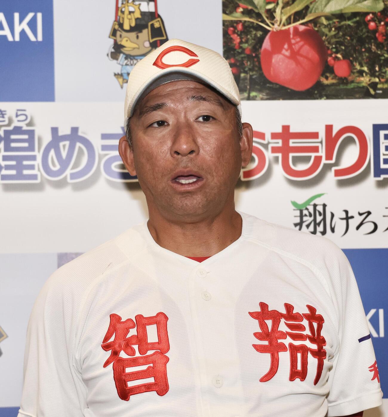 横浜対智弁和歌山　試合後、記者の質問に答える智弁和歌山・中谷仁監督（撮影・河田真司）