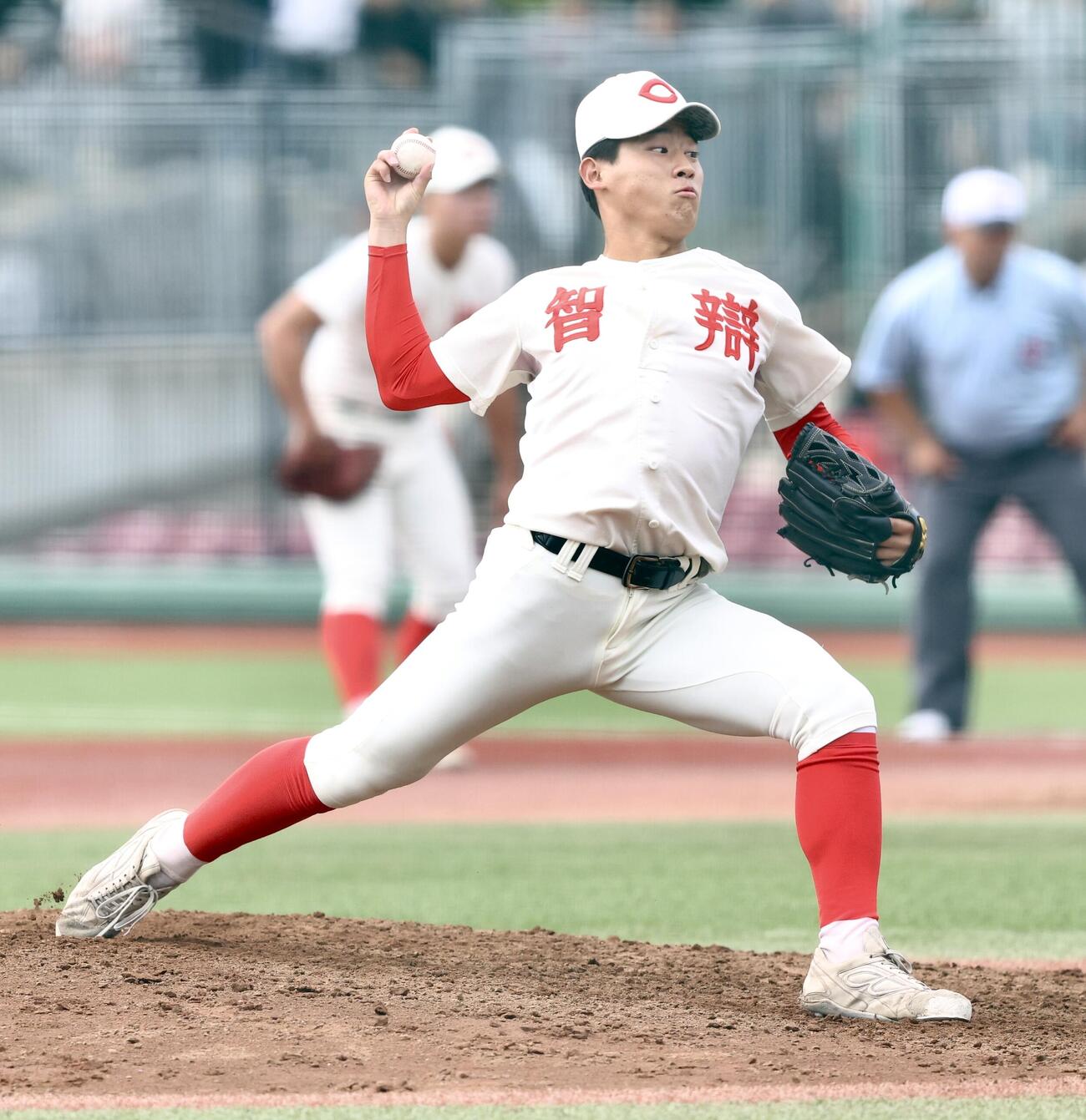横浜対智弁和歌山　5回表、力投する久葉亮太（撮影・河田真司）
