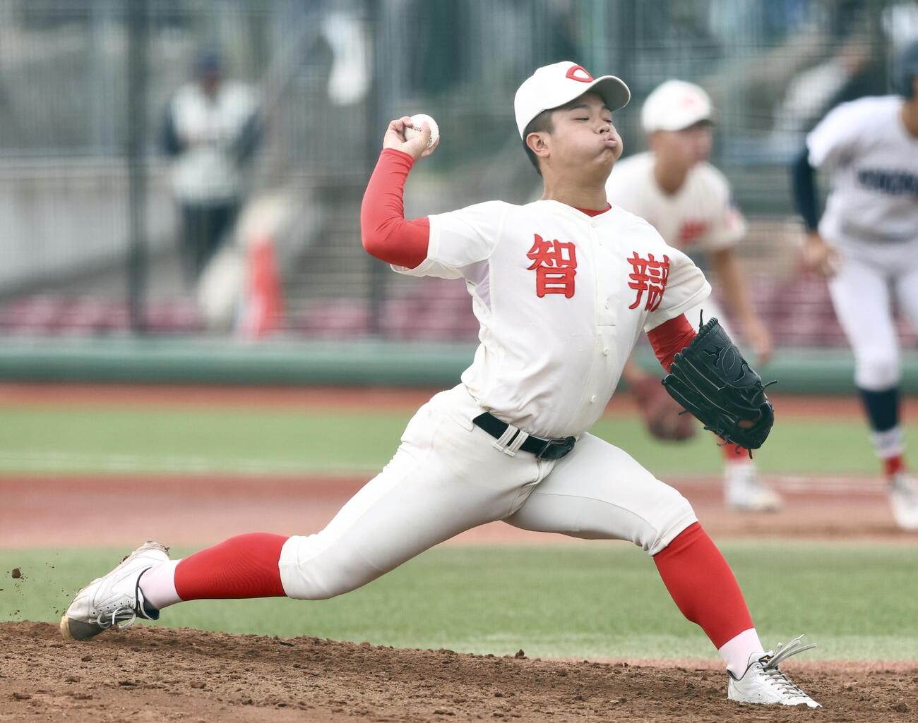 横浜対智弁和歌山　4回表横浜1死一、二塁、力投する長井心海（撮影・河田真司）