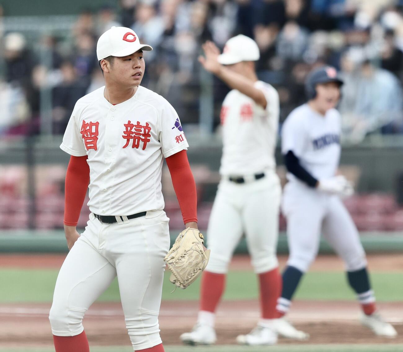横浜対智弁和歌山　2回表横浜2死一、三塁、植村直太朗に左前先制適時打を浴びる和気匠太（撮影・河田真司）