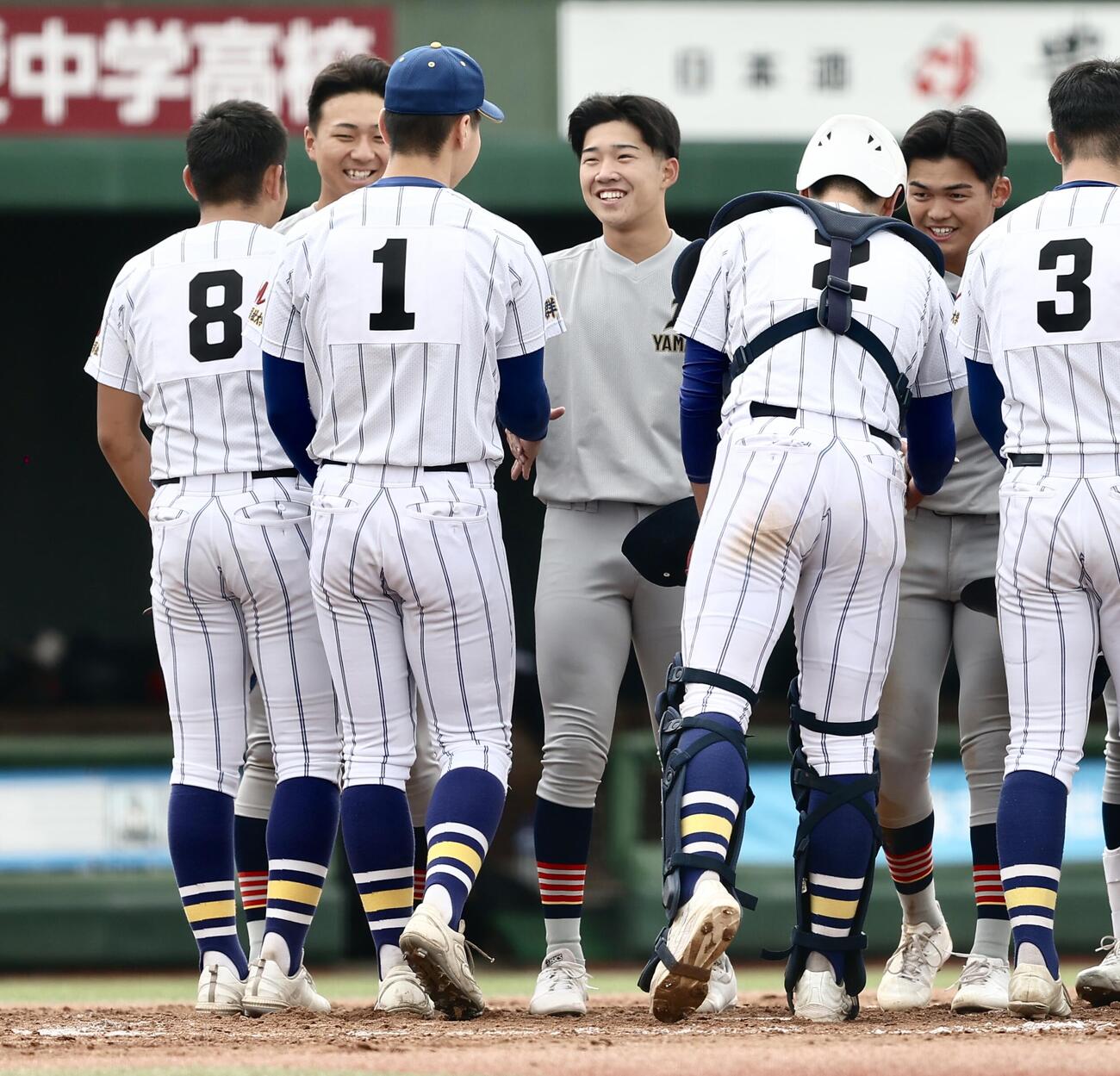 健大高崎対青森山田　試合を終えあいさつを交わす両チーム（撮影・河田真司）