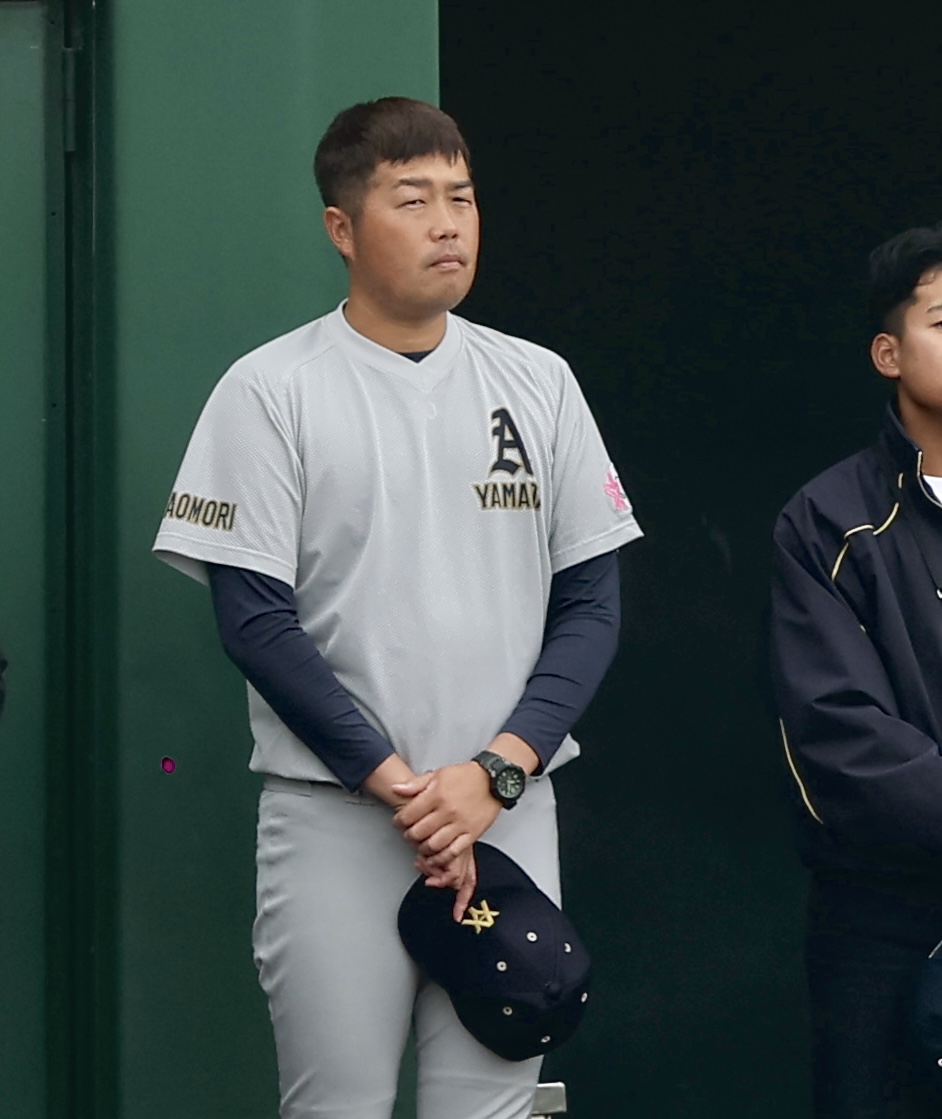 健大高崎対智青森山田　試合を終え整列する青森山田・中條純監督（撮影・河田真司）