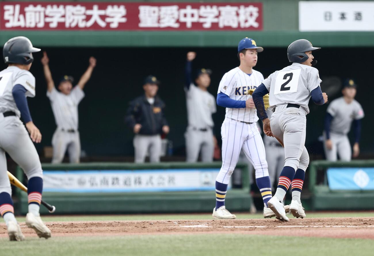 健大高崎対青森山田　6回裏青森山田2死一、二塁、上田悠悟の右前適時打で生還する沖野悠雅（右）（撮影・河田真司）