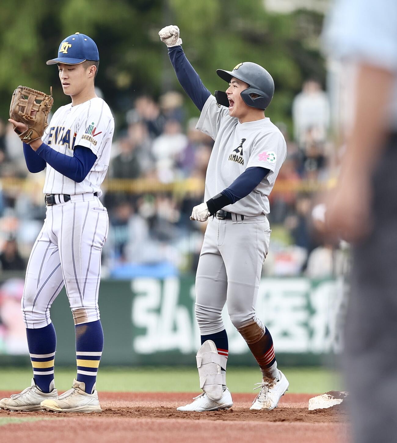 健大高崎対青森山田　6回裏青森山田2死一、二塁、右前適時打を放った後、二塁進塁する上田悠悟（撮影・河田真司）