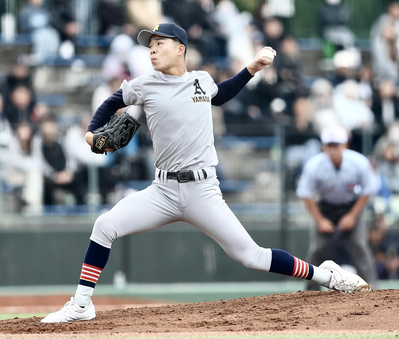 健大高崎対青森山田　3回表健大高崎1死二、三塁、力投する青森山田・川久保昂直（撮影・河田真司）