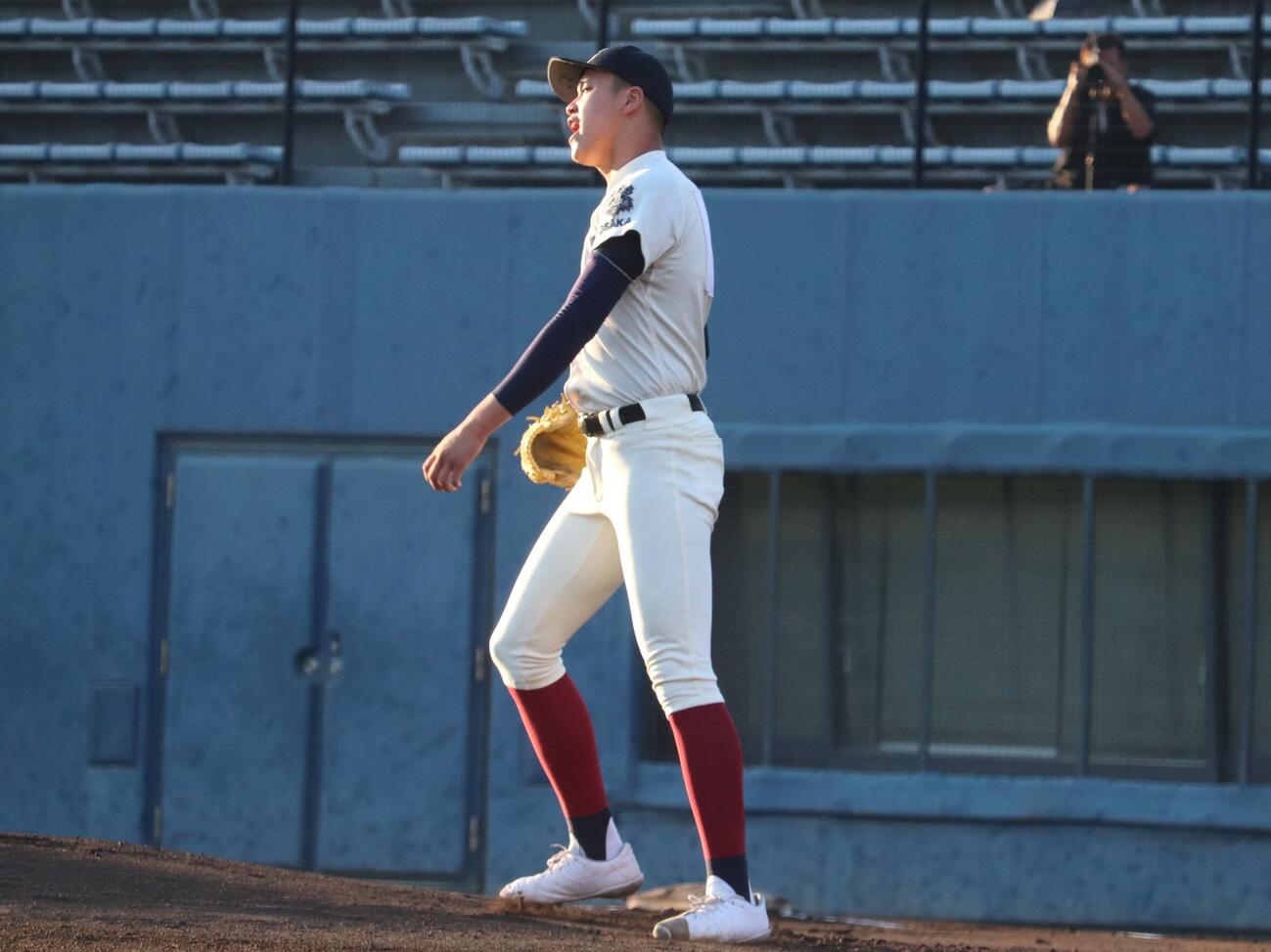 大阪大会準々決勝・履正社戦　先発した川本晴大投手（2年）。帽子のつばには「楽しむ！」（撮影・中島麗）