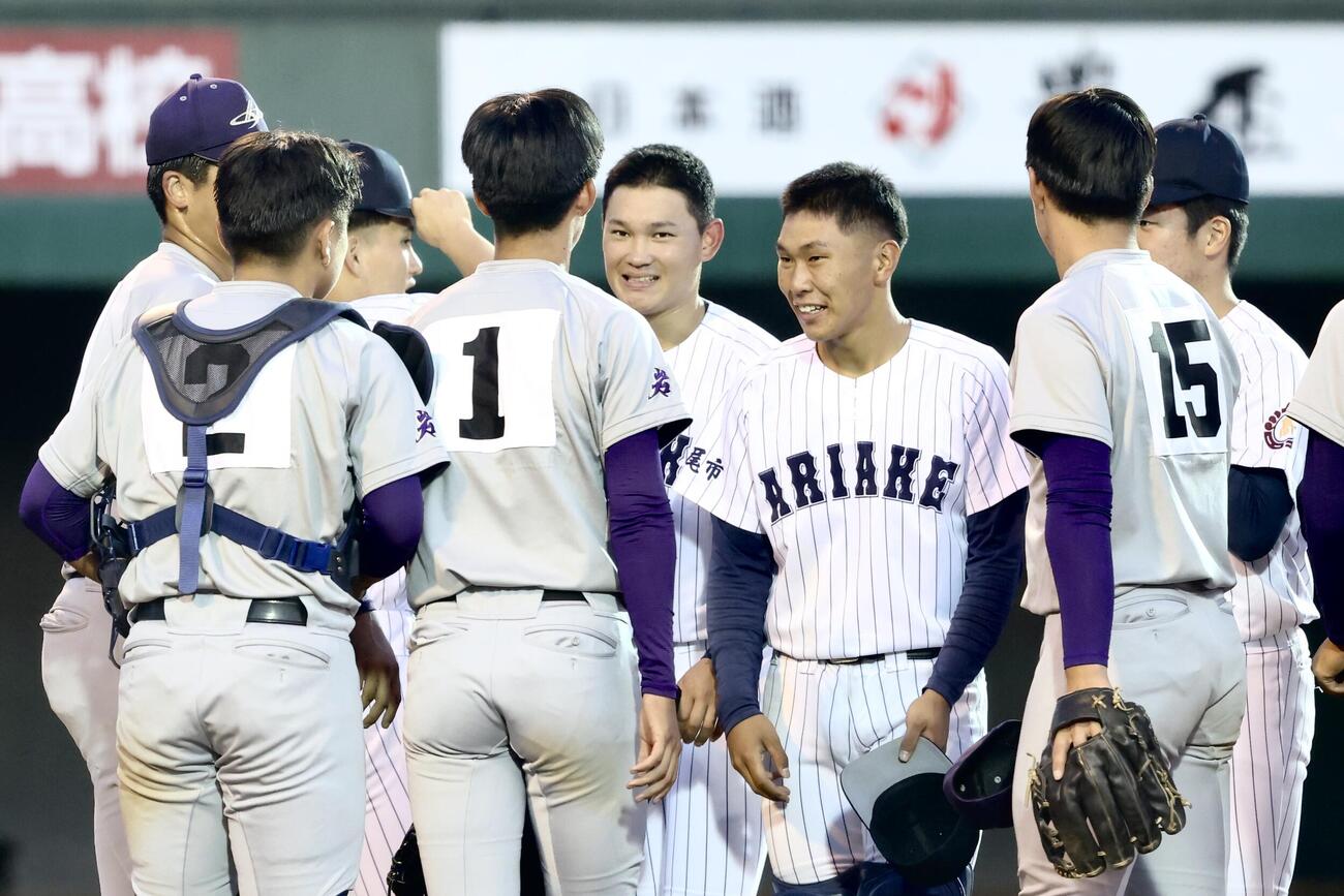 花巻東対有明　花巻東に敗れあいさつする有明の選手たち（撮影・河田真司）