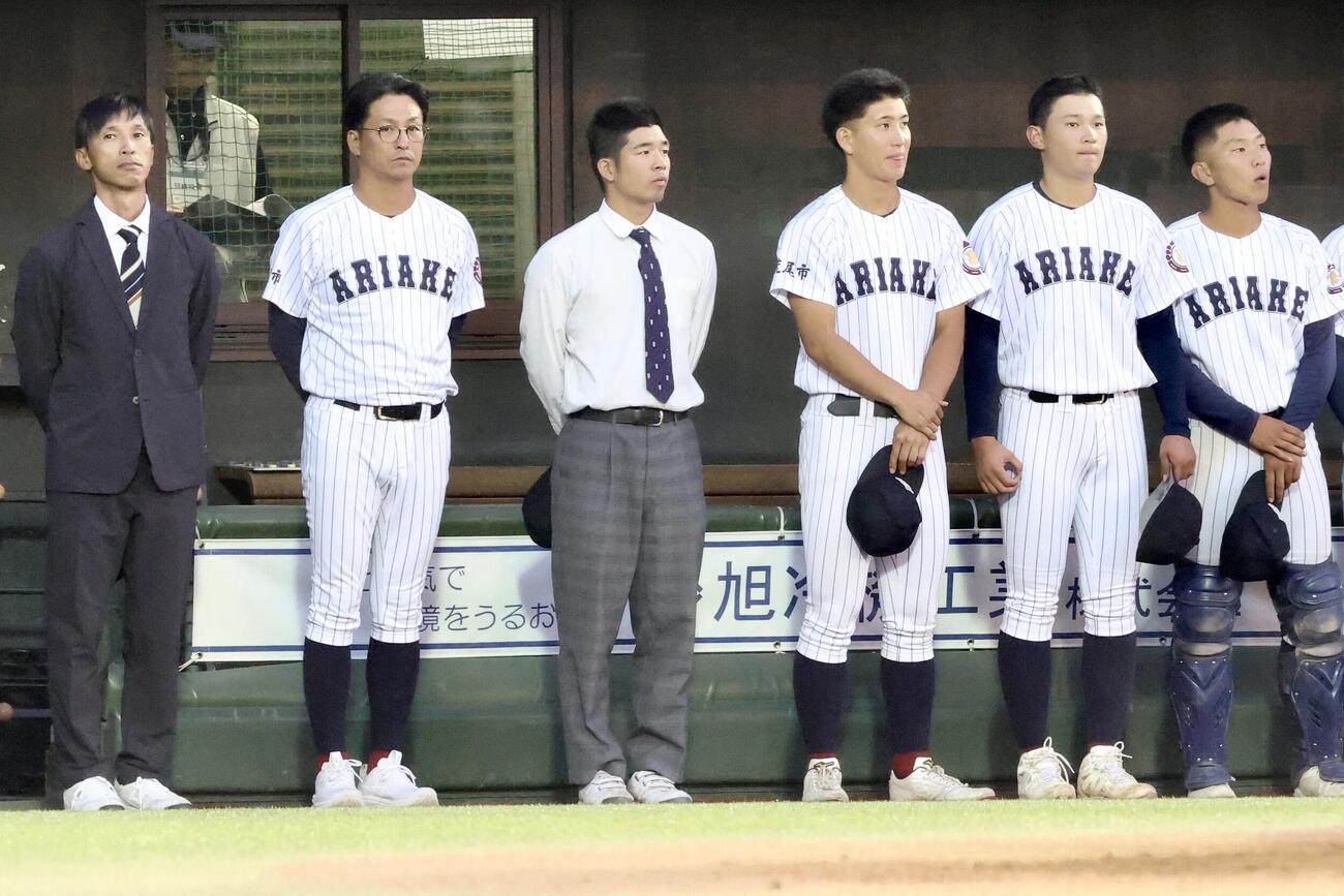花巻東対有明　花巻東に敗れ整列する高見一茂監督（左から2人目）と有明の選手たち（撮影・河田真司）