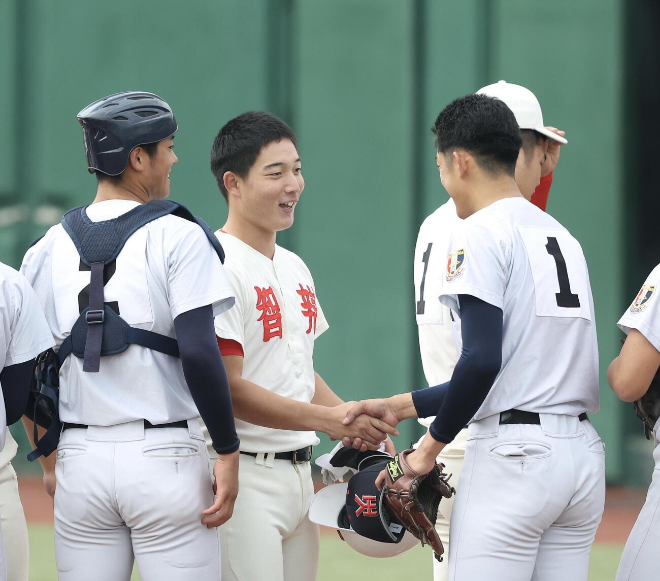 横浜対智弁和歌山　試合後あいさつを交わす智弁和歌山・山田凛虎（左から2人目）と横浜・織田翔希（撮影・河田真司）