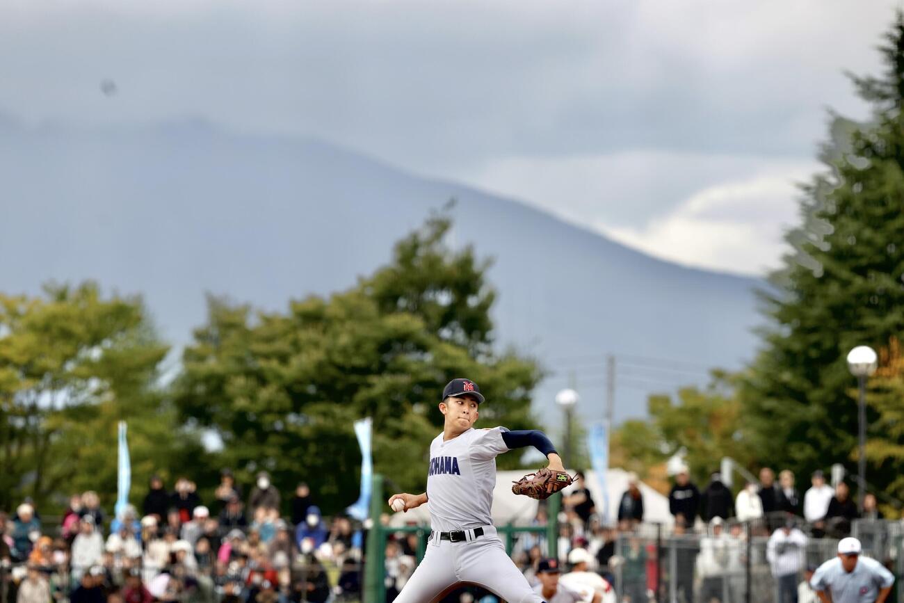 横浜対智弁和歌山　3回裏、力投する横浜・織田翔希（撮影・河田真司）