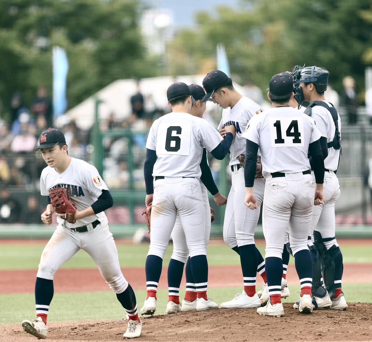 横浜対智弁和歌山　5回裏、マウンドに集まる横浜ナイン（撮影・河田真司）