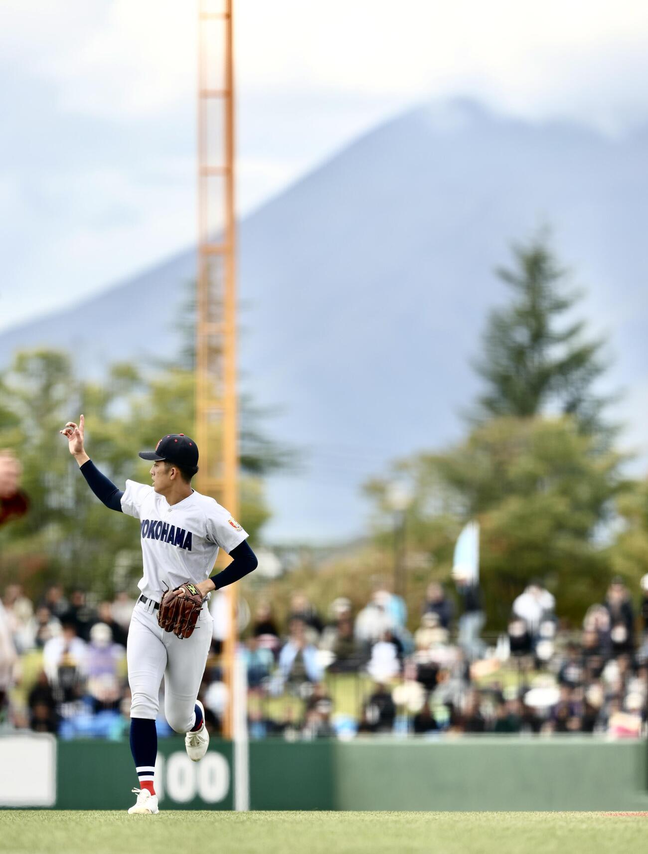 横浜対智弁和歌山　6回裏を抑える横浜・織田翔希（撮影・河田真司）