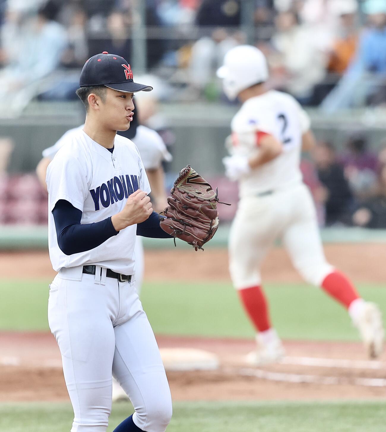 横浜対智弁和歌山　最終打者となる山田凛虎を投ゴロに打ち取り、智弁和歌山に勝利しガッツポーズする横浜・織田翔希（撮影・河田真司）
