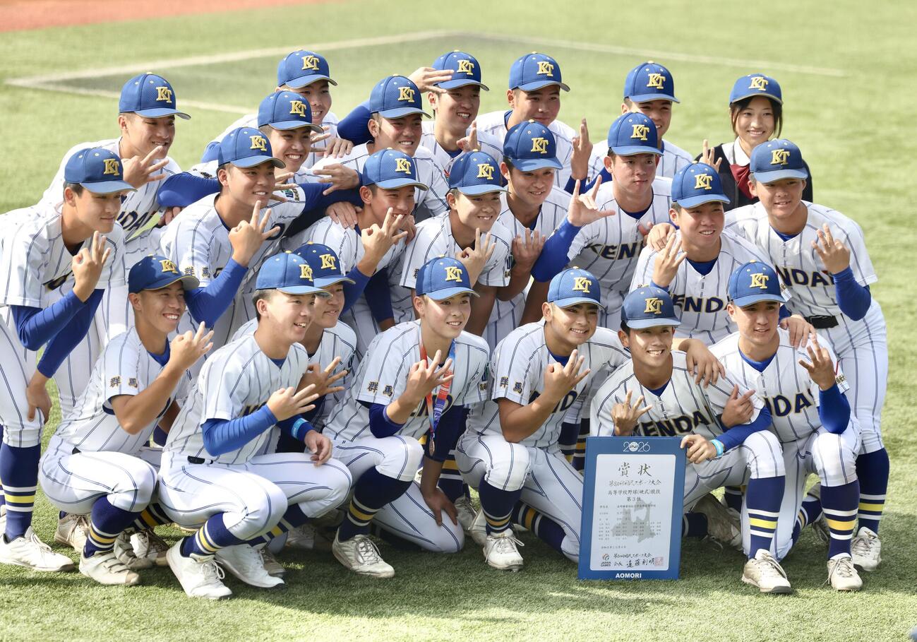 天理対健大高崎　3位表彰式を終え記念撮影する健大高崎の選手たち（撮影・河田真司）