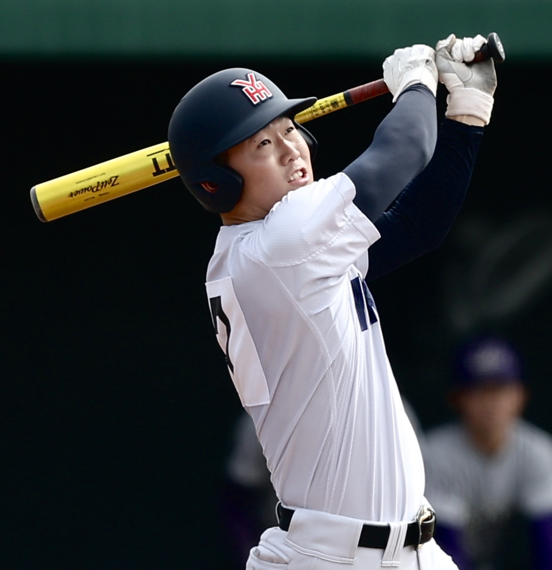 花巻東対横浜　3回裏横浜1死一、三塁、右犠飛を放つ江坂佳史（撮影・河田真司）